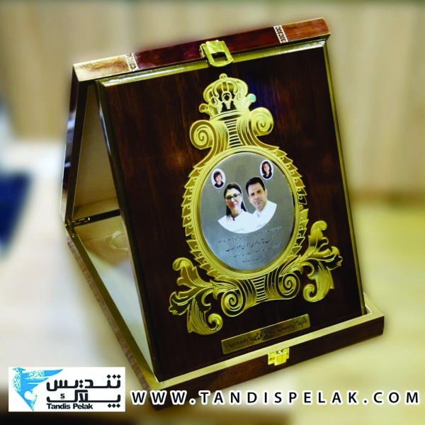 لوح تقدیر با جعبه چوبی کد 037